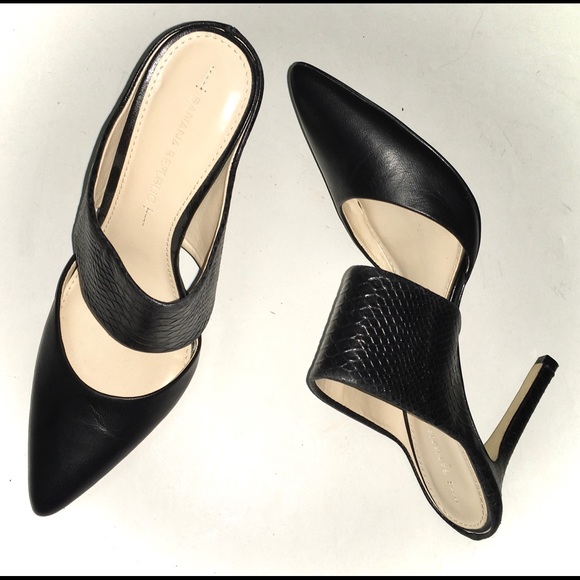 Banana Republic Shoes - BANANA REPUBLIC black leather heels.